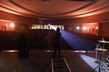 Sahnede Gitarlı Müzisyen Silueti