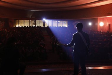 Sahnede Gitarlı Müzisyen Silueti