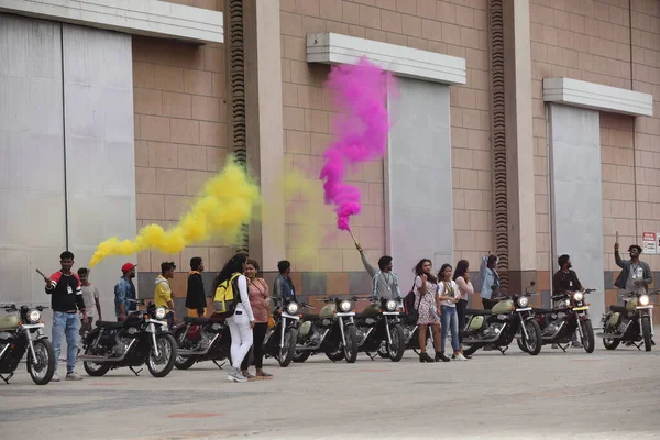 コラージュフェスティバルのカラー煙爆弾 — ストック写真