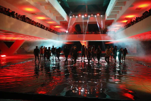 Silhouette Von Tänzern Wasser — Stockfoto