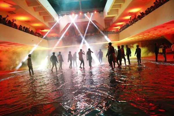 Sziluett Táncosok Vízben — Stock Fotó