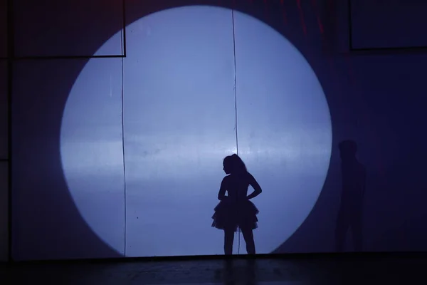 Tänzer Schatten Silhouette Auf Einer Bühne — Stockfoto
