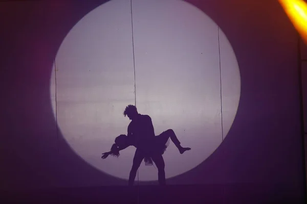 ステージ上のダンサーの影のシルエット — ストック写真