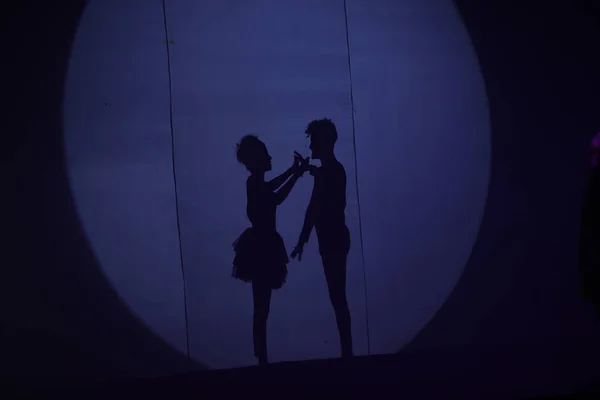 Silhouette Danseurs Sur Une Scène — Photo