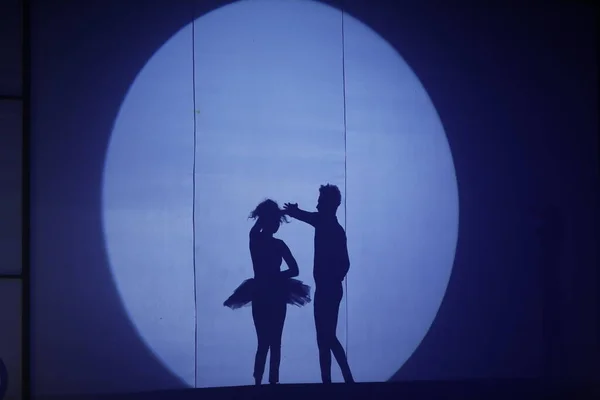 Silhouette Danseurs Sur Une Scène — Photo