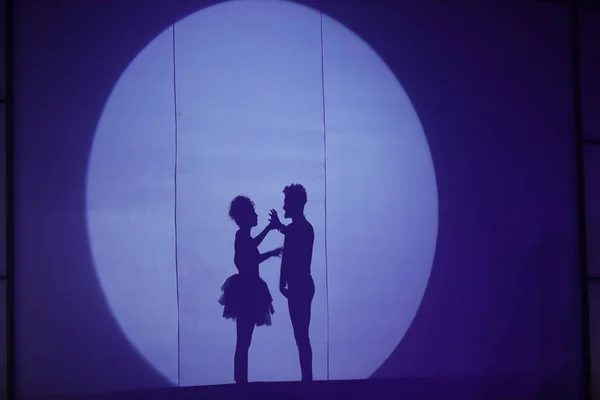 Tänzer Silhouette Auf Einer Bühne — Stockfoto