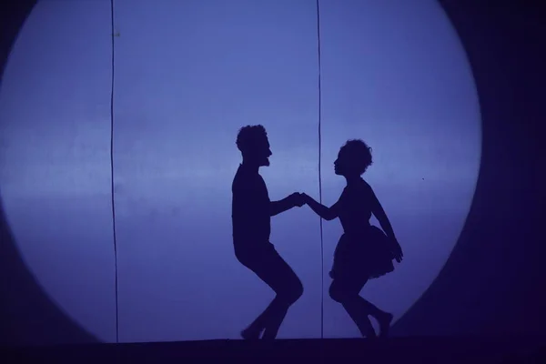 Tänzer Silhouette Auf Einer Bühne — Stockfoto