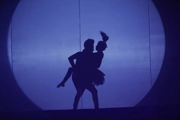 Moonset Dansçı Silueti Sahnede — Stok fotoğraf