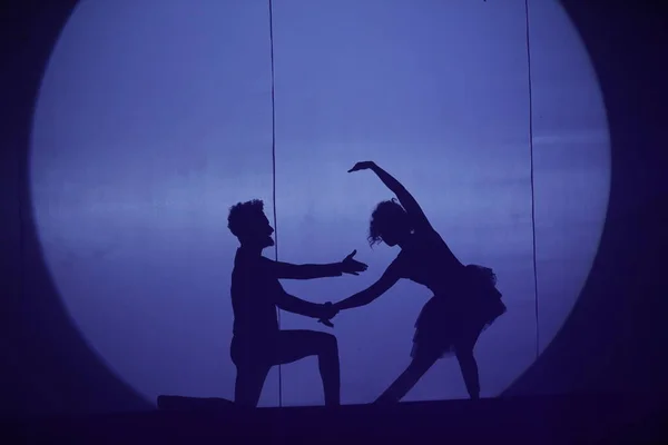 Moonset Dansçı Silueti Sahnede — Stok fotoğraf