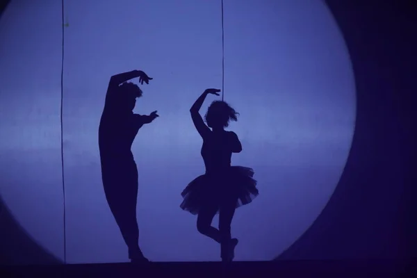 Silhouette Des Danseurs Coucher Lune Sur Scène — Photo