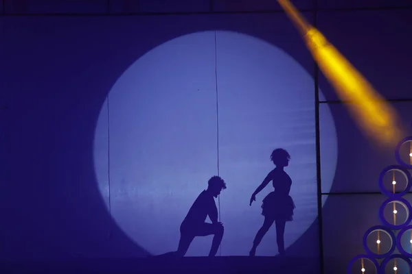 Tänzer Silhouette Monduntergang Auf Der Bühne — Stockfoto