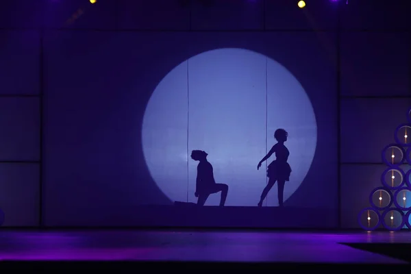 Silhouette Des Danseurs Coucher Lune Sur Scène — Photo