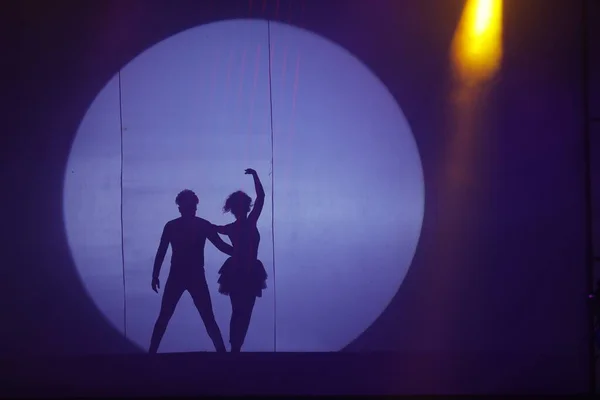 Tänzer Silhouette Monduntergang Auf Der Bühne — Stockfoto
