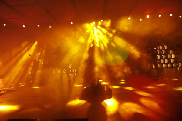 Tänzer Silhouette Auf Der Bühne — Stockfoto