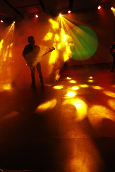 Silhouet Van Musicus Met Gitaar Het Podium — Stockfoto