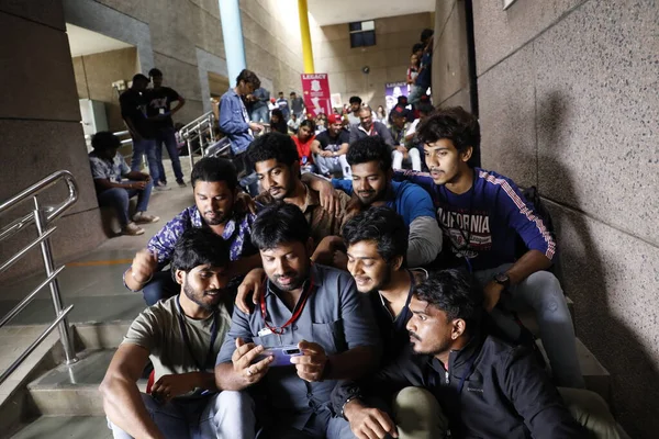 Students Phones College 5Th March 2022 Hyderabad India — Stock Photo, Image