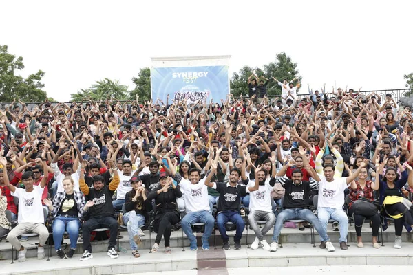 2022年3月5日からの若い観客の手を振って幸せ ハイデラバードインド — ストック写真