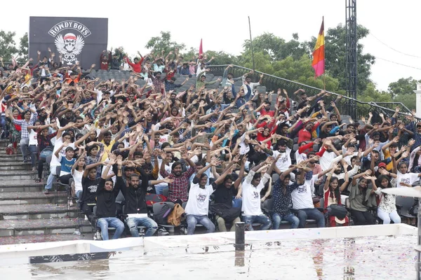 Jovens Felizes Audiências Acenando Mãos Progrom Março 2022 Hyderabad Índia — Fotografia de Stock