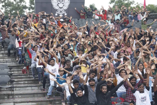2022年3月5日からの若い観客の手を振って幸せ ハイデラバードインド — ストック写真