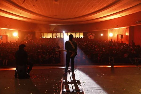 Sahnede Gitarlı Müzisyen Silueti