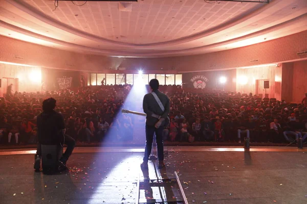 Sahnede Gitarlı Müzisyen Silueti