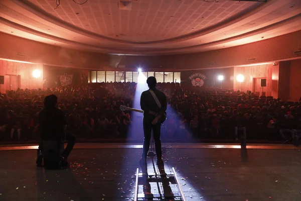 Sahnede Gitarlı Müzisyen Silueti