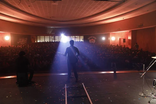 Visão Traseira Silhueta Músico Com Guitarra Palco — Fotografia de Stock