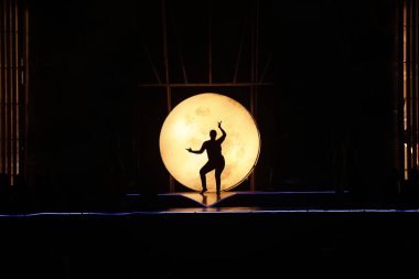 Moonset 'te dansçı silueti