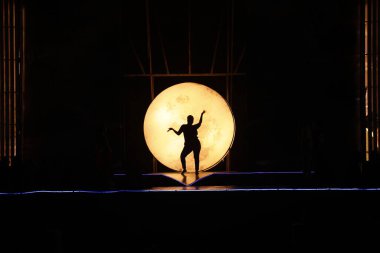 Moonset 'te dansçı silueti