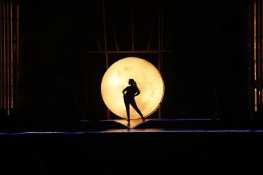 Moonset 'te dansçı silueti