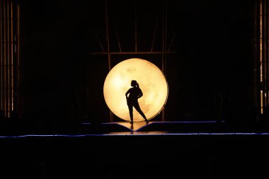 Moonset 'te dansçı silueti