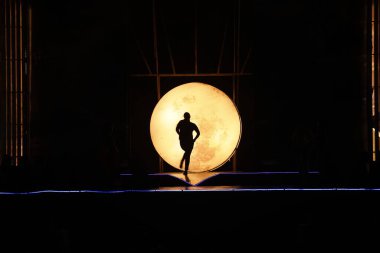Moonset 'te dansçı silueti
