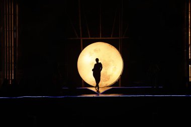 Moonset 'te dansçı silueti