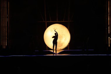 Moonset 'te dansçı silueti