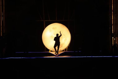 Moonset 'te dansçı silueti