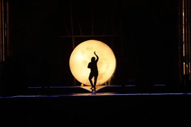 Moonset 'te dansçı silueti