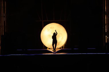 Moonset 'te dansçı silueti