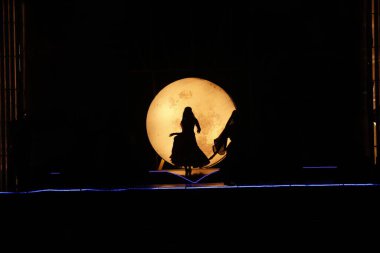 Moonset 'te dansçı silueti