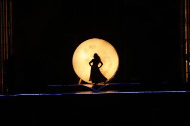 Moonset 'te dansçı silueti