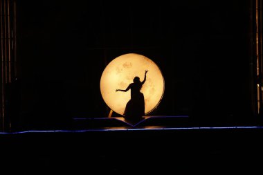 Moonset 'te dansçı silueti
