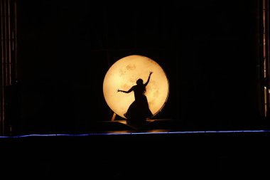 Moonset 'te dansçı silueti