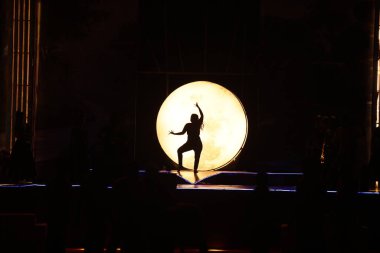 Moonset 'te dansçı silueti