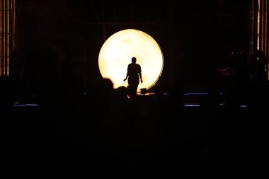 Moonset 'te dansçı silueti