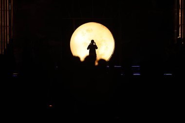 Moonset 'te dansçı silueti