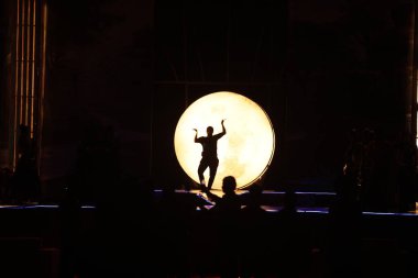 Moonset 'te dansçı silueti