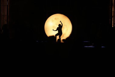 Moonset 'te dansçı silueti