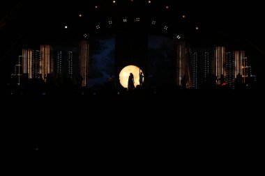 Moonset 'te dansçı silueti