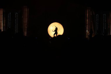 Moonset 'te dansçı silueti