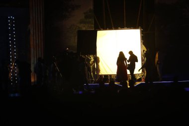 Mutlu genç seyirciler Progrom 'da el sallıyor.