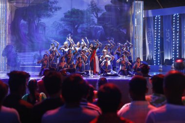 Mutlu genç seyirciler Progrom 'da el sallıyor.